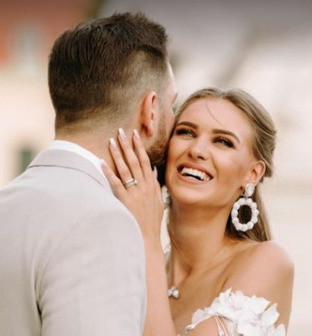 Veronika Rajek avec son mari Viktor Rajek lors de leur mariage en juin 2019