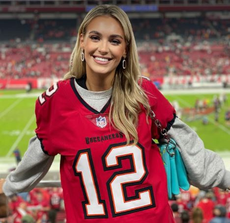 Veronika Rajek, diplômée du MBA et de la maîtrise en sciences, au match des Buccaneers de Tampa Bay contre les Saints de la Nouvelle-Orléans en décembre 2022