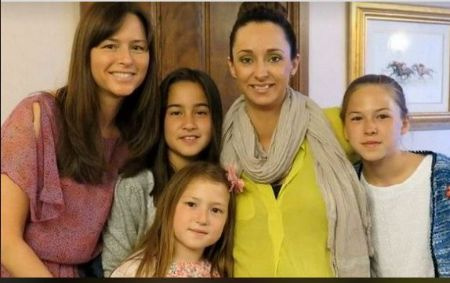 Sophie Belle Clapton con su madre Melia y sus hermanas.