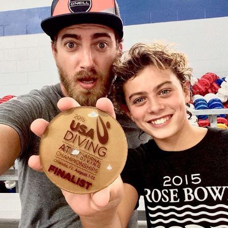 El fundador y presentador de Good Mythical Morning, Rhett McLaughlin, con su hijo Locke McLaughlin