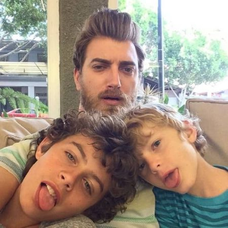 el adolescente Locke McLaughlin con su padre y el presentador de GMM Rhett McLaughlin y su hermano Shepherd