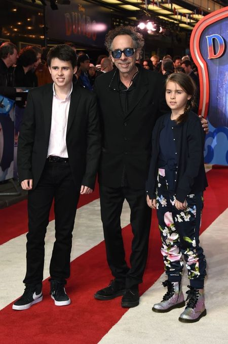 Billy Raymond Burton con su padre, Tim Burton, y su hermana, Nell Burton, en el estreno de Dumbo