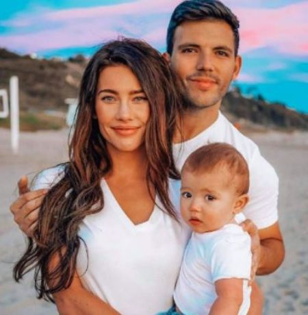 Jacqueline con su esposo Elan y su hijo Rise.
