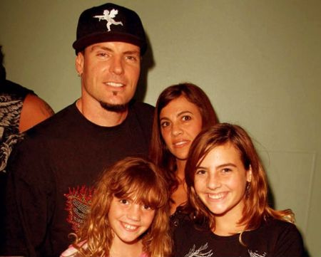 KeeLee con su hermana y sus padres