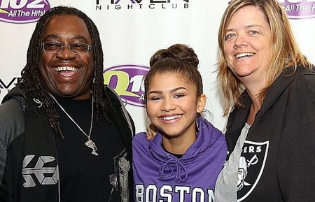 Zendaya con sus padres.