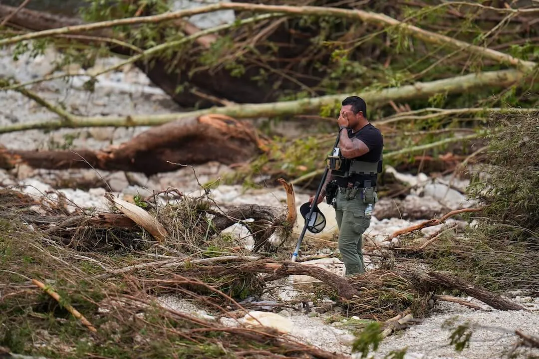 Dopo l’alluvione di Camp Mystic, i giornalisti hanno lavorato per raccontare una storia plasmata dal dolore e dalle domande senza risposta
