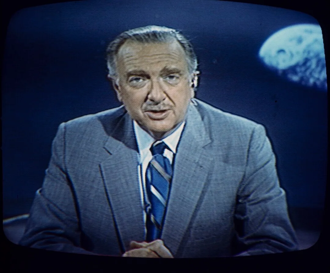 Walter Cronkite assinou - e a confiança na imprensa diminuiu constantemente