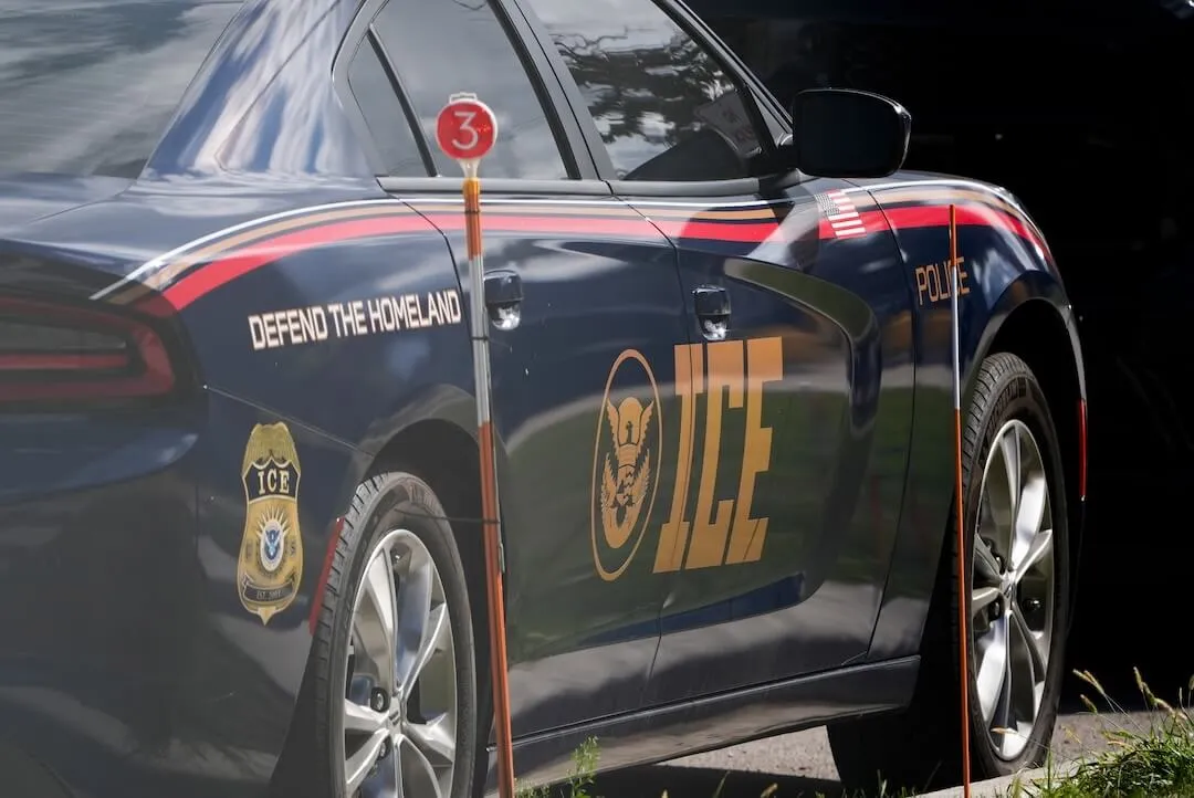 Ein beliebtes Video, in dem ein Priester ICE-Agenten blockiert, ist nicht real