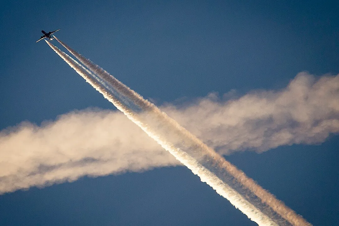 RFK Jr. dice que DARPA está rociando chemtrails, sin evidencia y sin base de hecho