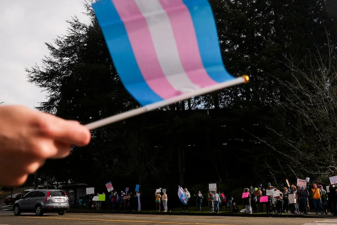Os republicanos da Câmara expandiram discretamente sua proposta de proibição do Medicaid para incluir adultos trans