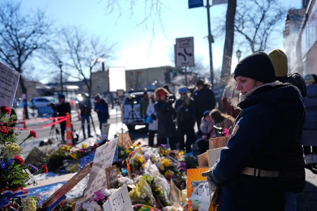 Na maioria dos estados, incluindo Minnesota, portar uma arma em um protesto é legal