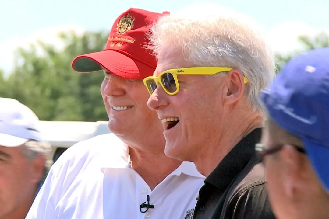 Como uma foto de Donald Trump e Bill Clinton de 2000 se tornou uma farsa de IA