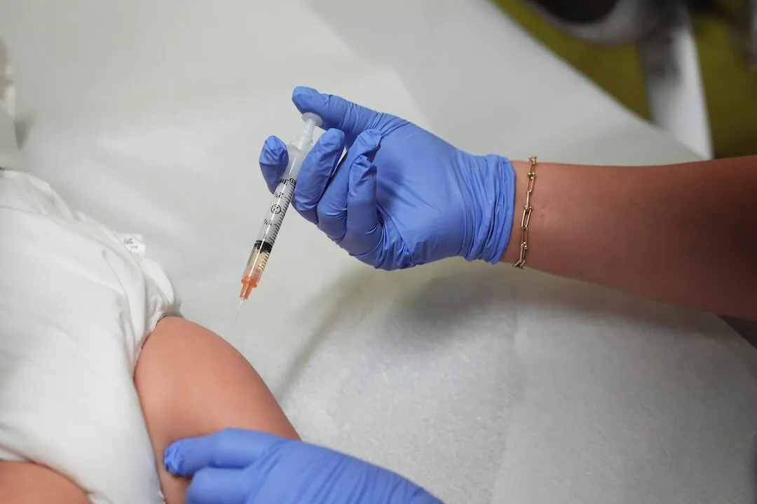 Non, le calendrier vaccinal américain ne prévoit pas que les bébés reçoivent « 72 injections »