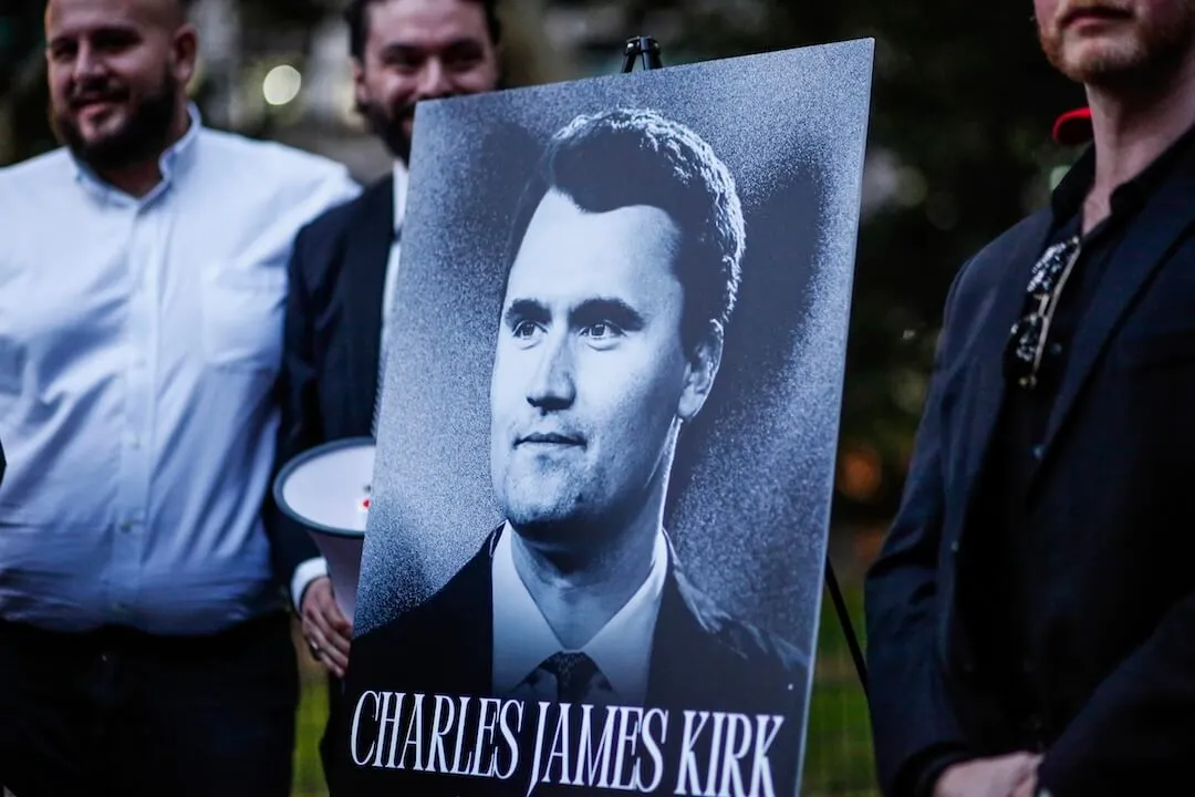 Un libro generado por IA sobre el asesinato de Charlie Kirk no se publicó antes del tiroteo