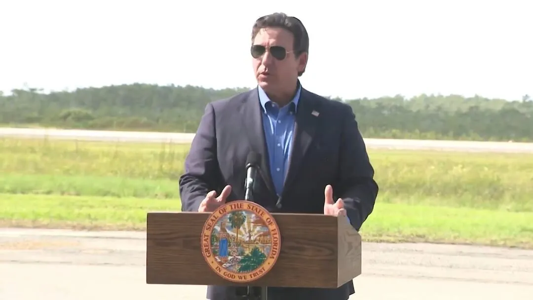 DeSantis disse que todos no ‘Alligator Alcatraz’ têm uma ordem de deportação. Os advogados dizem que isso é falso.