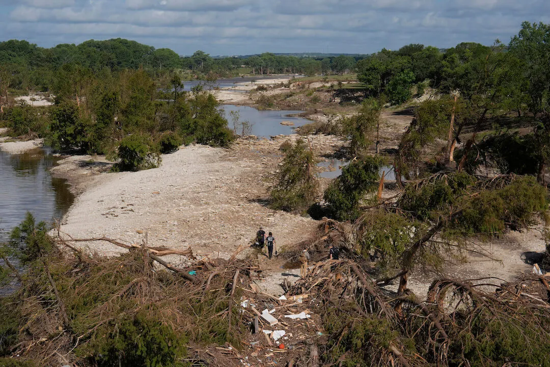 Algunos videos virales de las inundaciones en Texas pueden ser falsos. Aquí se explica cómo detectarlos.