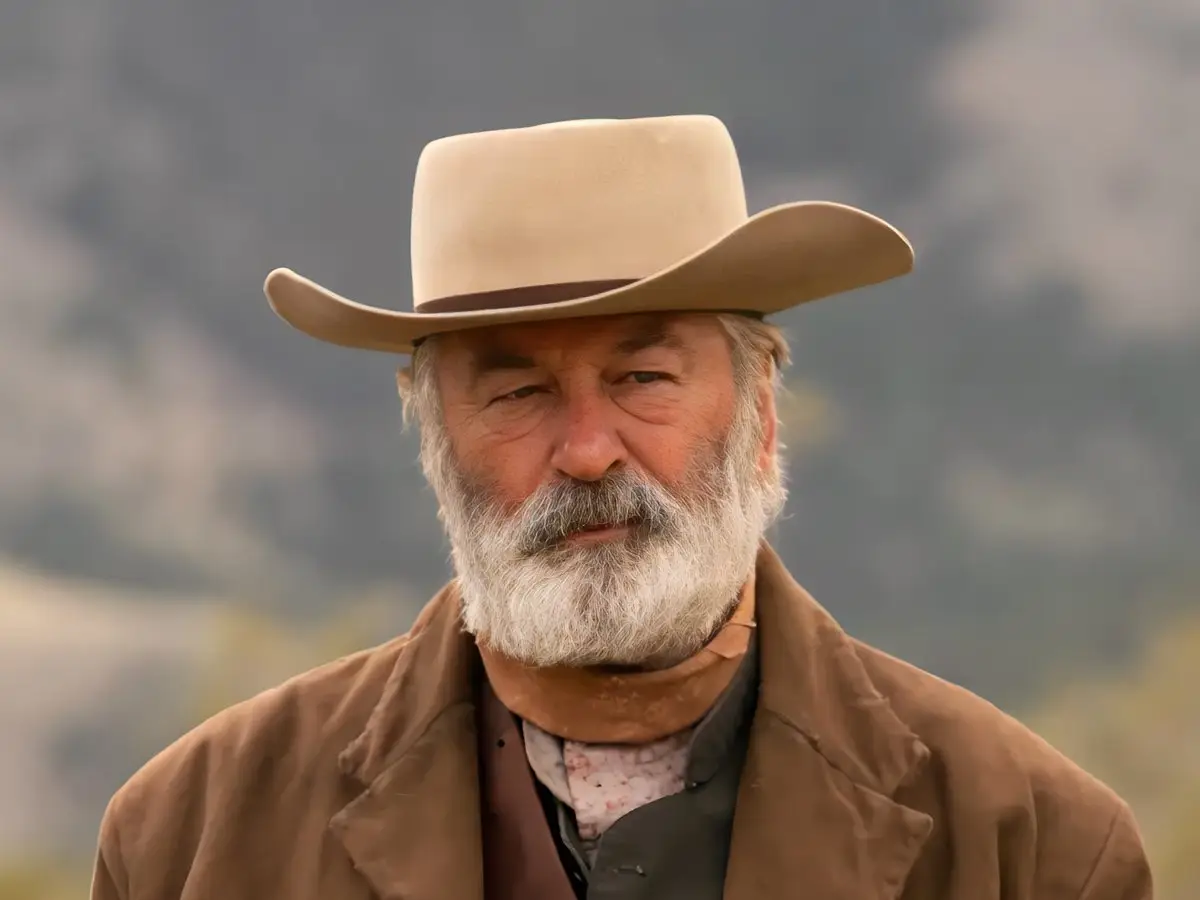 O diretor de Rust estava ocupado encontrando meu rosto com uma panela em vez de ver o reality show de Alec Baldwin