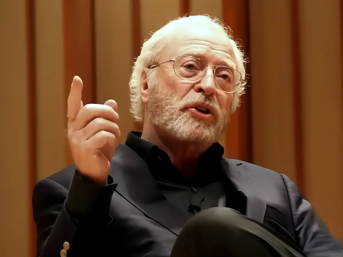 Michael Caine revela el mayor arrepentimiento de su carrera: te harás harto sentado allí