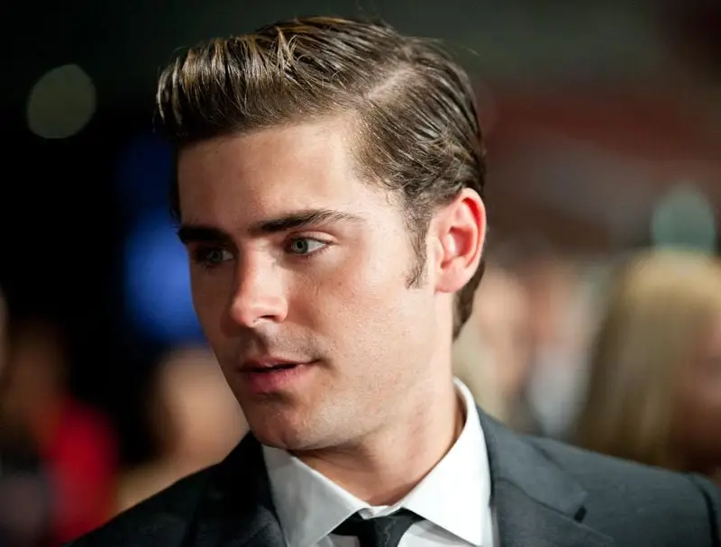 Zac Efron toca o trailer da maior corrida de cerveja