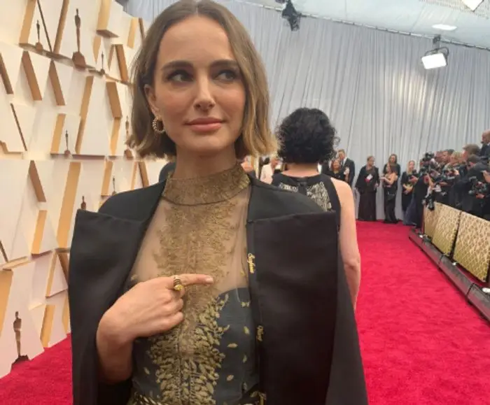 Oscar 2020: Natalie Portman hace una poderosa declaración femenina en la alfombra roja