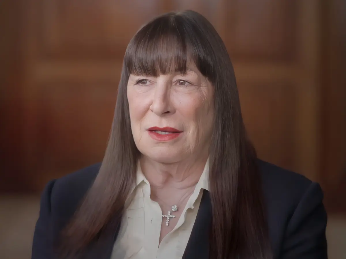 Anjelica Huston revela una batalla secreta de cáncer