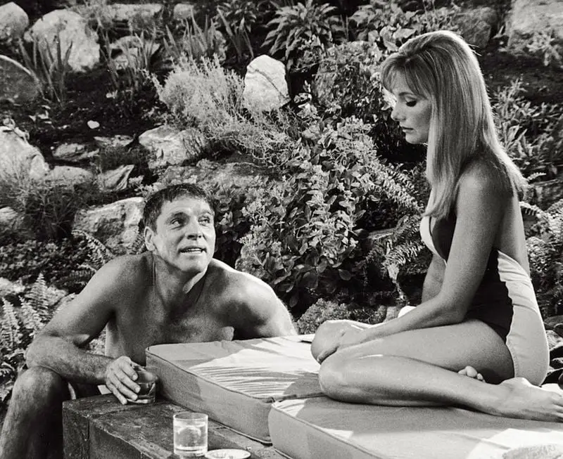 Desconstrução do sonho americano com o filme de Sydney Pollack, o nadador de 1968