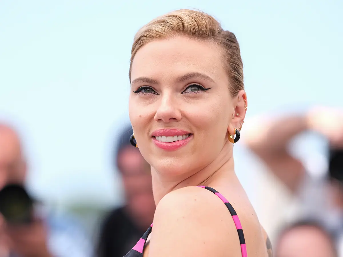 Scarlett Johansson fornece uma explicação no vídeo viral viral de Kanye West