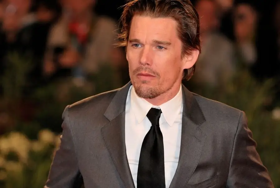 Ethan Hawke reflete a companhia de poetas mortos e trabalha com Robin Williams