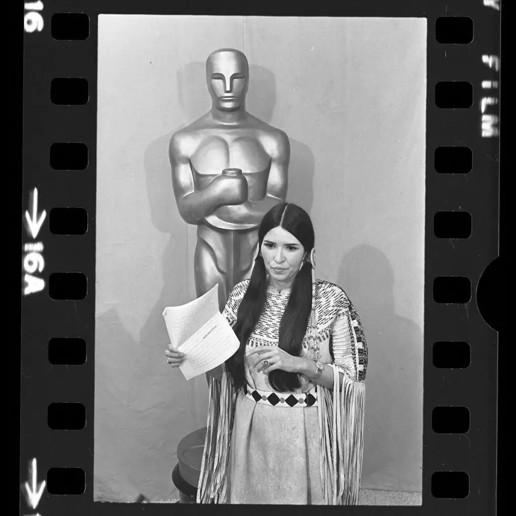 La historia de Sacheen Littlefeather: ¿John Wayne asaltó a un activista nativo americano en los Oscar de 1973?