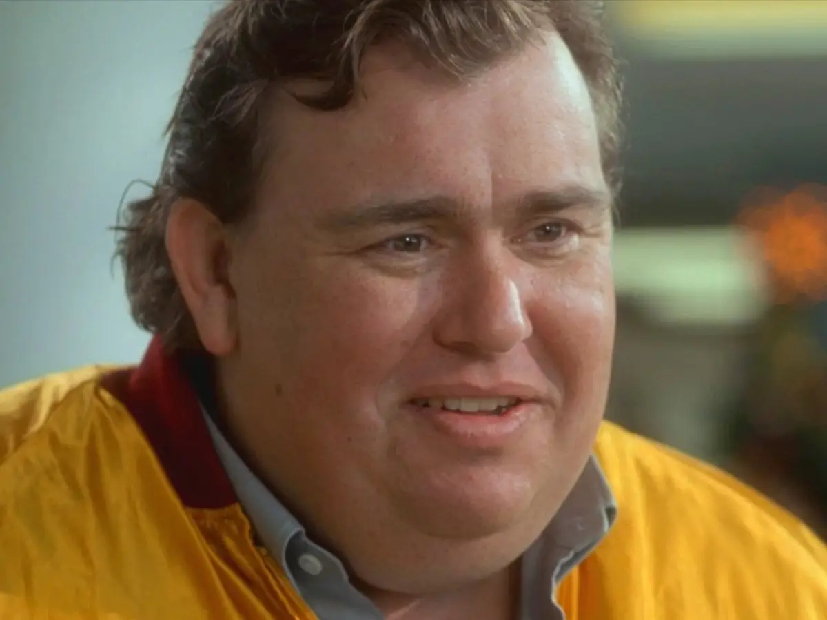 Por que John Candy pagou apenas 414 dólares americanos em casa sozinho?