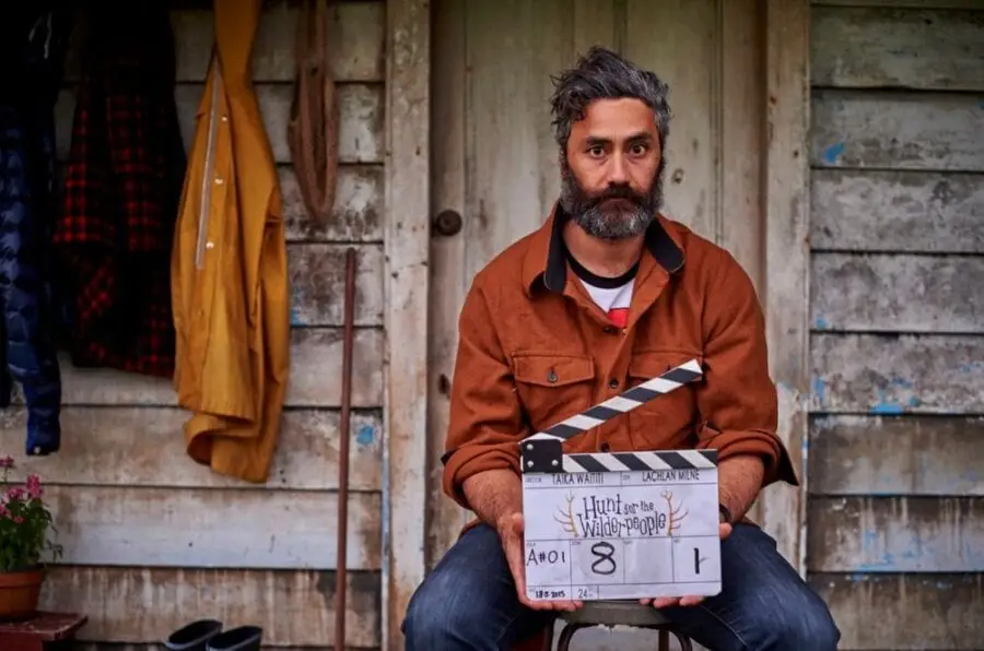 Sacha Baron Cohen confronta Taika Waititi Avec Pablo Picasso