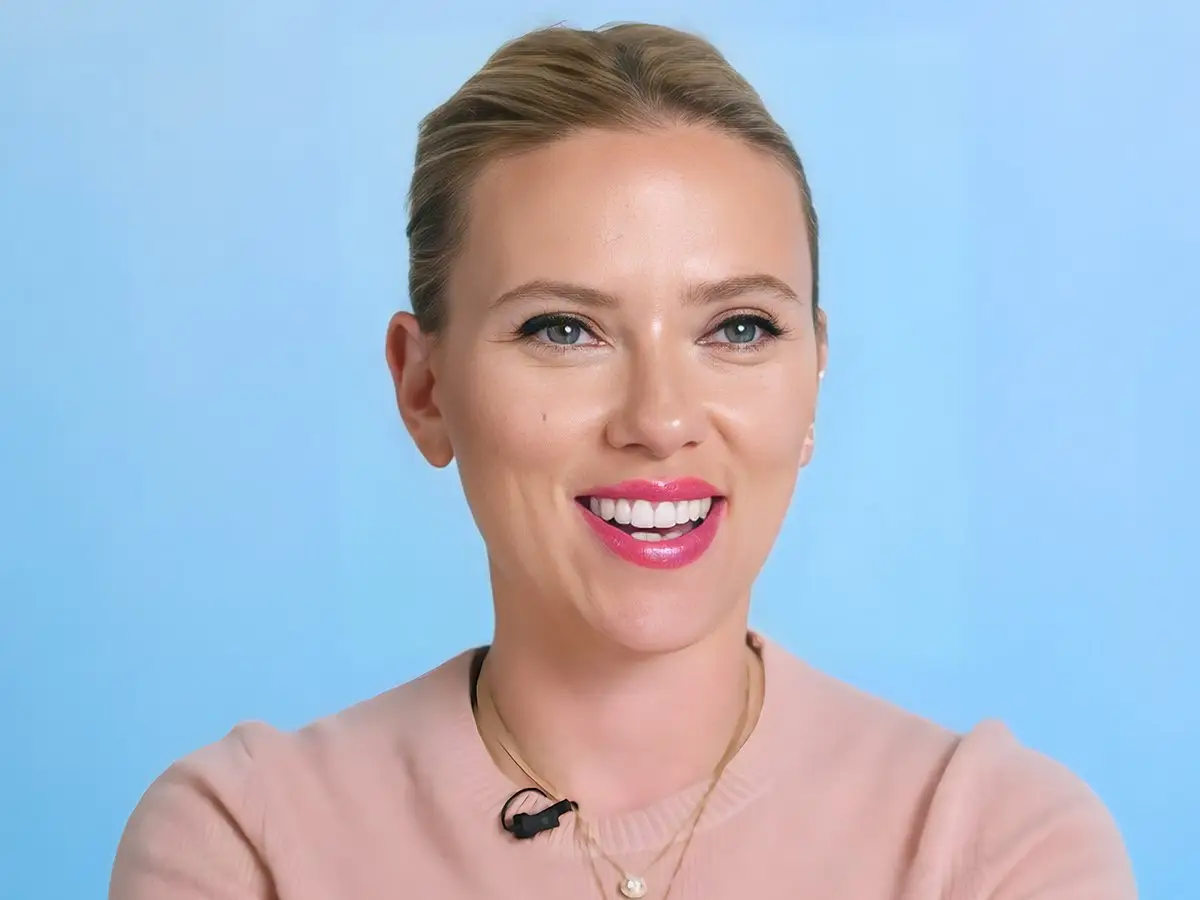 Scarlett Johansson surpreendeu e zangado com Chatgpt, que imitou sua voz