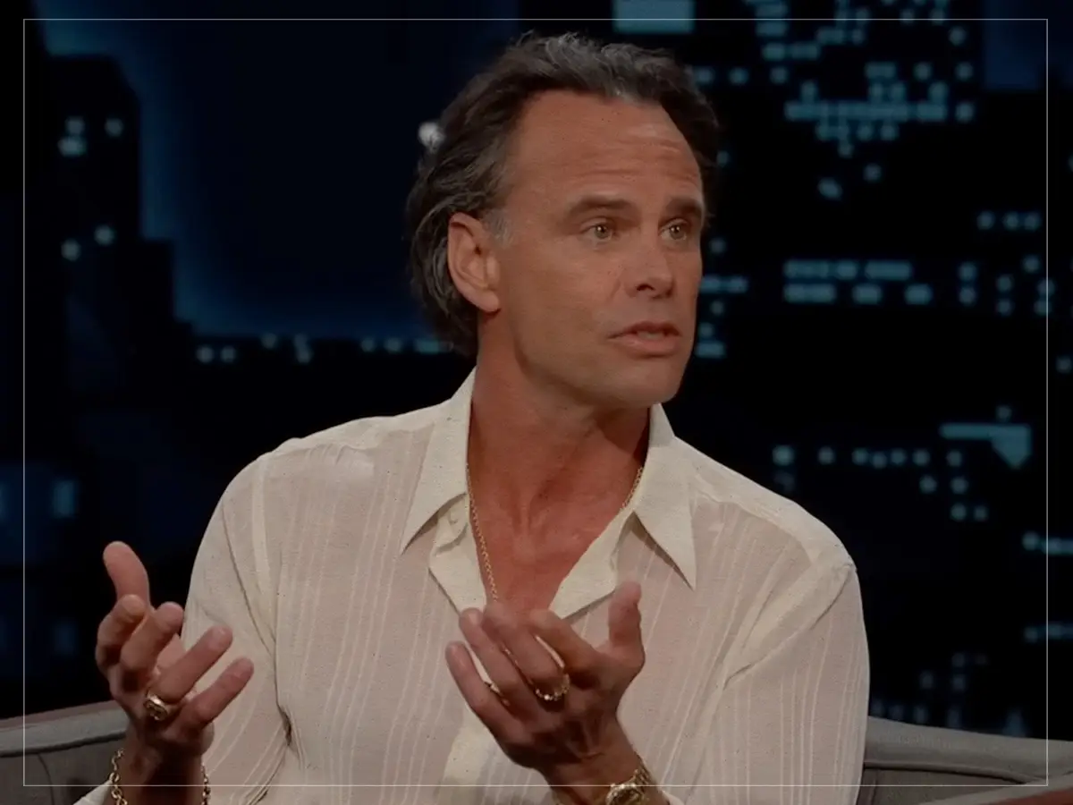 Walton Goggins reage aos títulos durante o início da caixa SNL