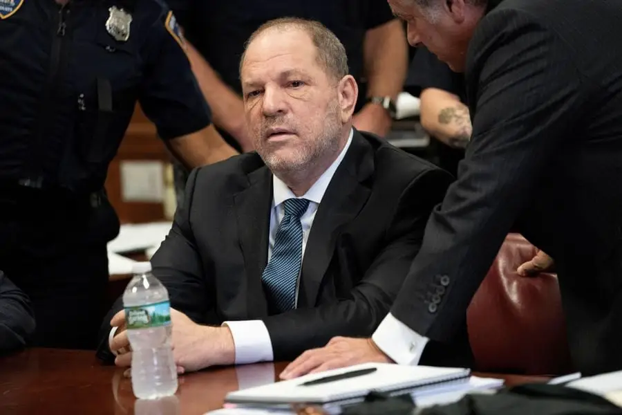 Harvey Weinstein é acusado de duas posições de agressão indecisas no Reino Unido