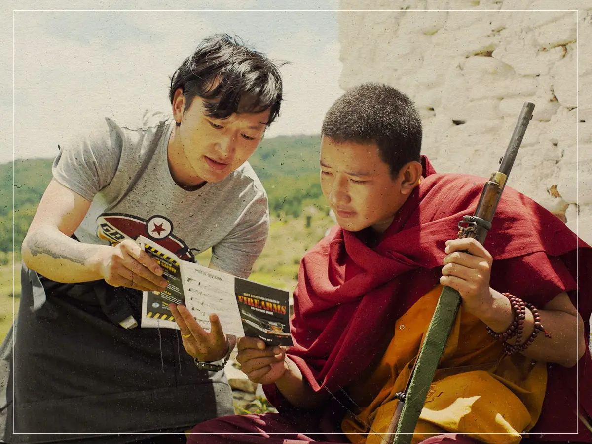 Revisão do filme The Monk and the Gun: Sátira Política Entre as Linhas