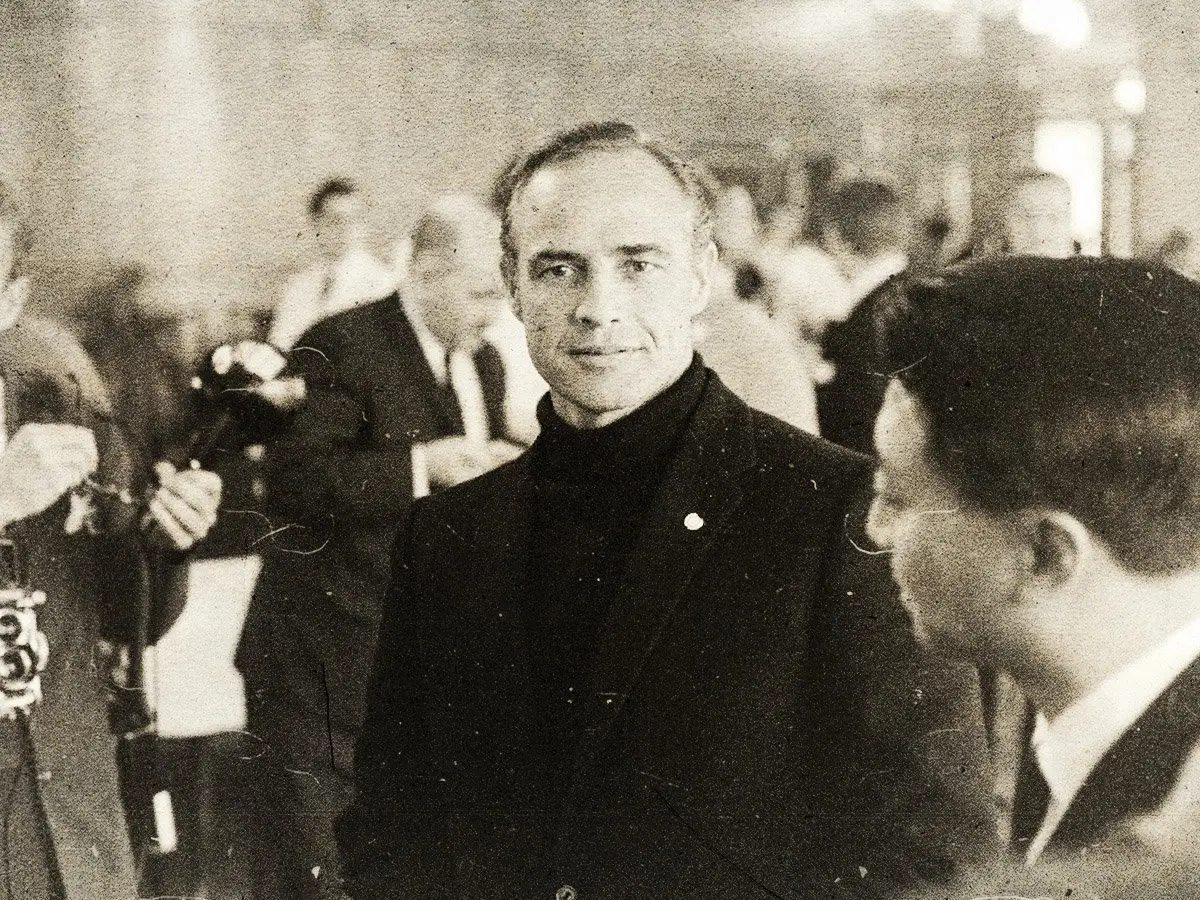 Cuando Marlon Brando besó a Larry King: cariño, buenas noches