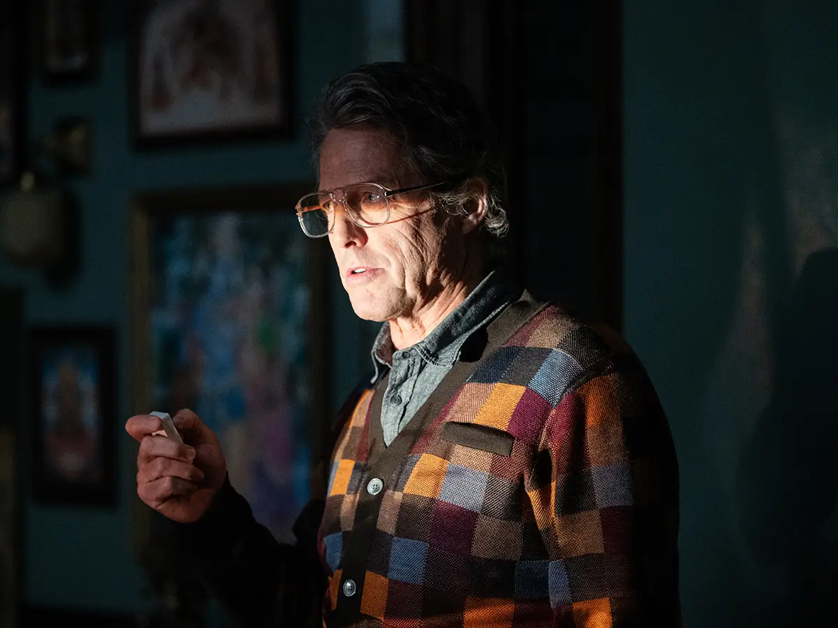 La forma infalible Hugh Grant logra eclipsar a sus coprotagonistas en cada película