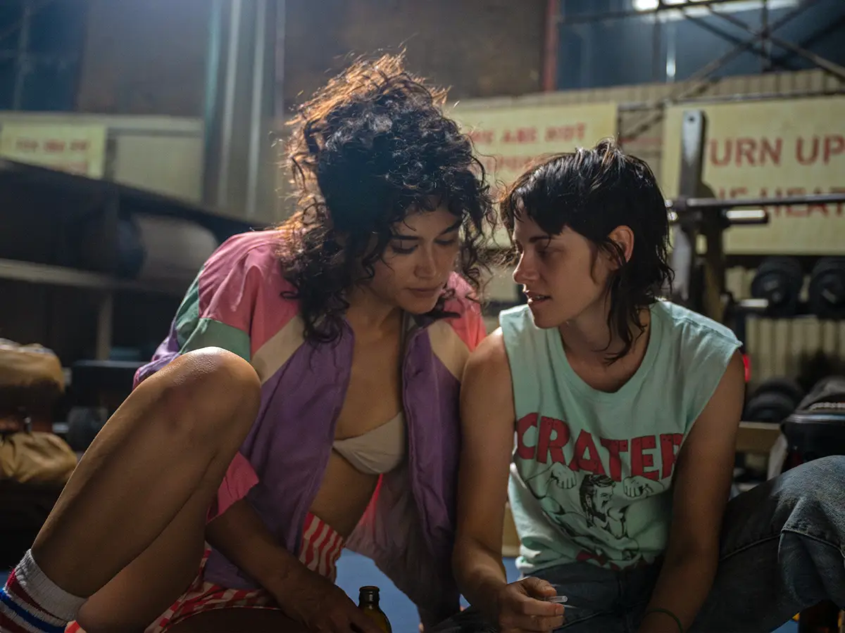 Revisión de la película Love Lies Bleeding: un thriller hilarante y empapado de sangre que nunca pierde de vista el romance