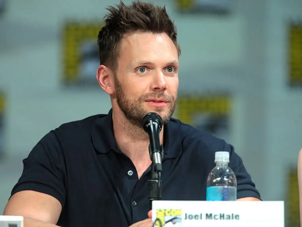 Joel McHale toma la culpa del retraso de la película de la comunidad