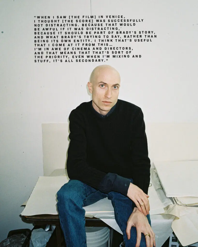 O compositor do brutal Daniel Blumberg na improvisação, ele se apaixonou por música e ingmar Bergman