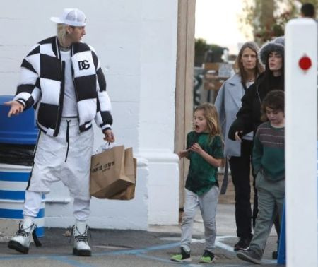 El rapero, cantante y compositor Machine Gun Kelly con Noah, Journey y su madre Fox.