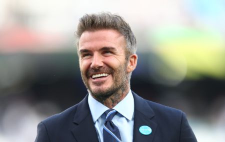 un jugador de fútbol residente en el Reino Unido