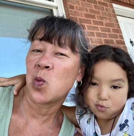 Kimiko Flynn com sua avó paterna Susan Hurley.