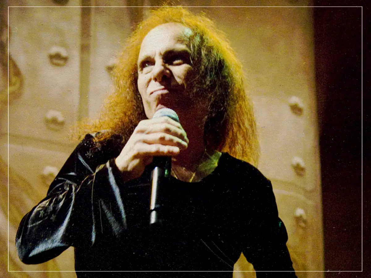 Uma das melhores músicas clássicas: a música Ronnie James, orgulhosa de fazer parte dela