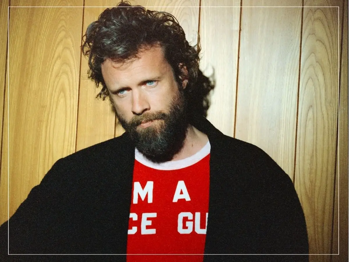 Padre John Misty - Resenha do Mahasmashana Álbum: todas as versões do artista que se move como um