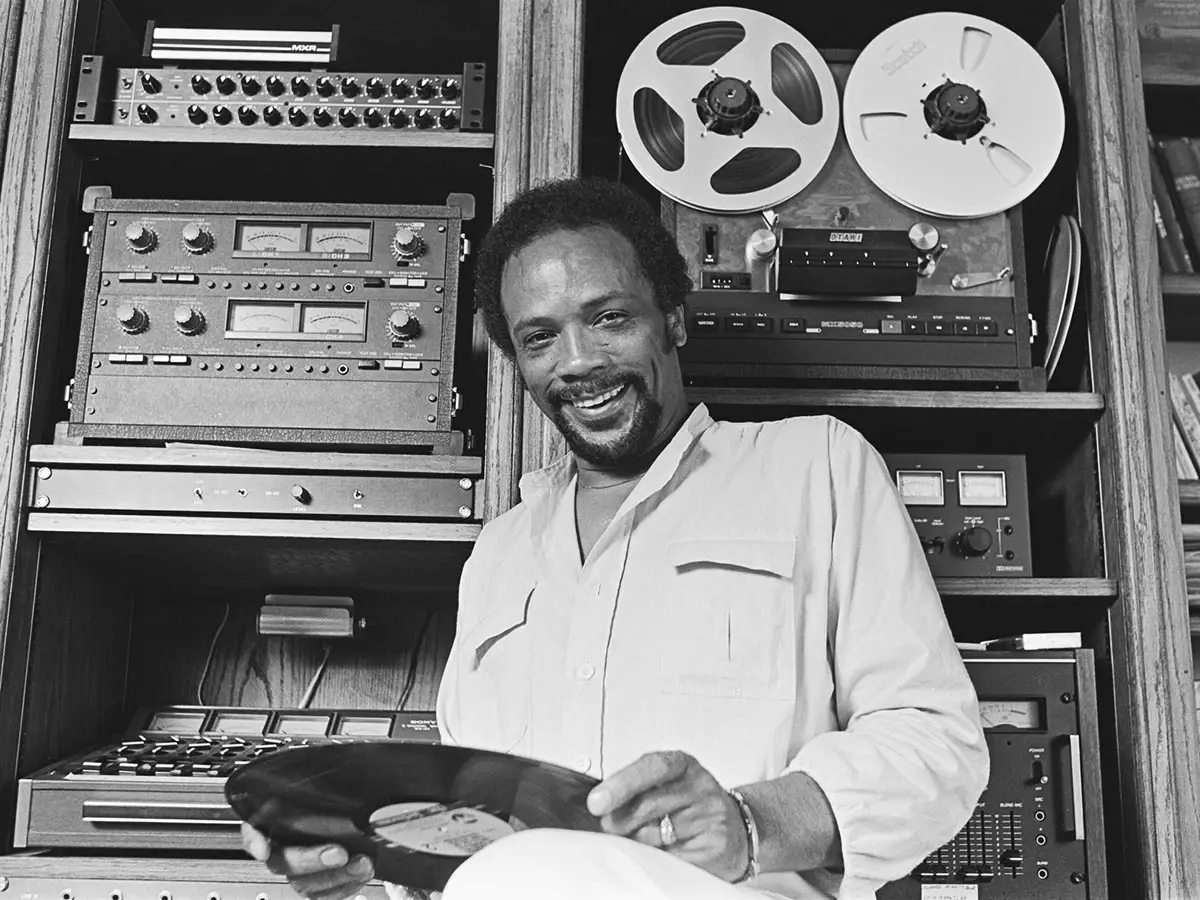 Código de roupas de Quincy Jones, que foi aplicado a Somos em todo o mundo