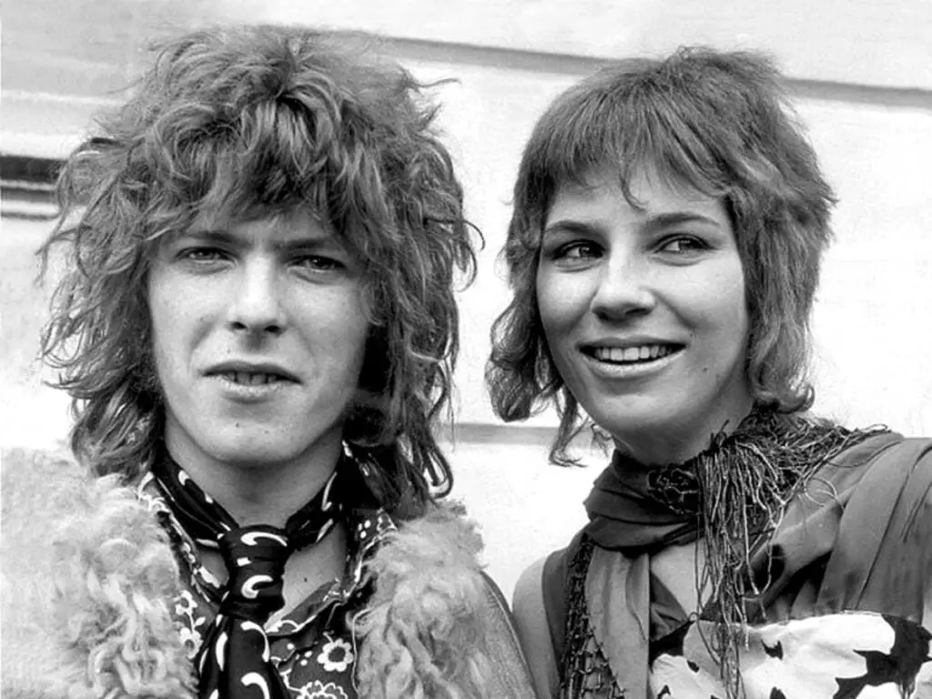 A música do Ultra Men, David Bowie, escreveu para Marc Bolan