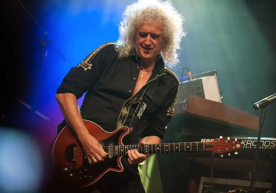 Porque Brian May usa uma sala para tocar violão