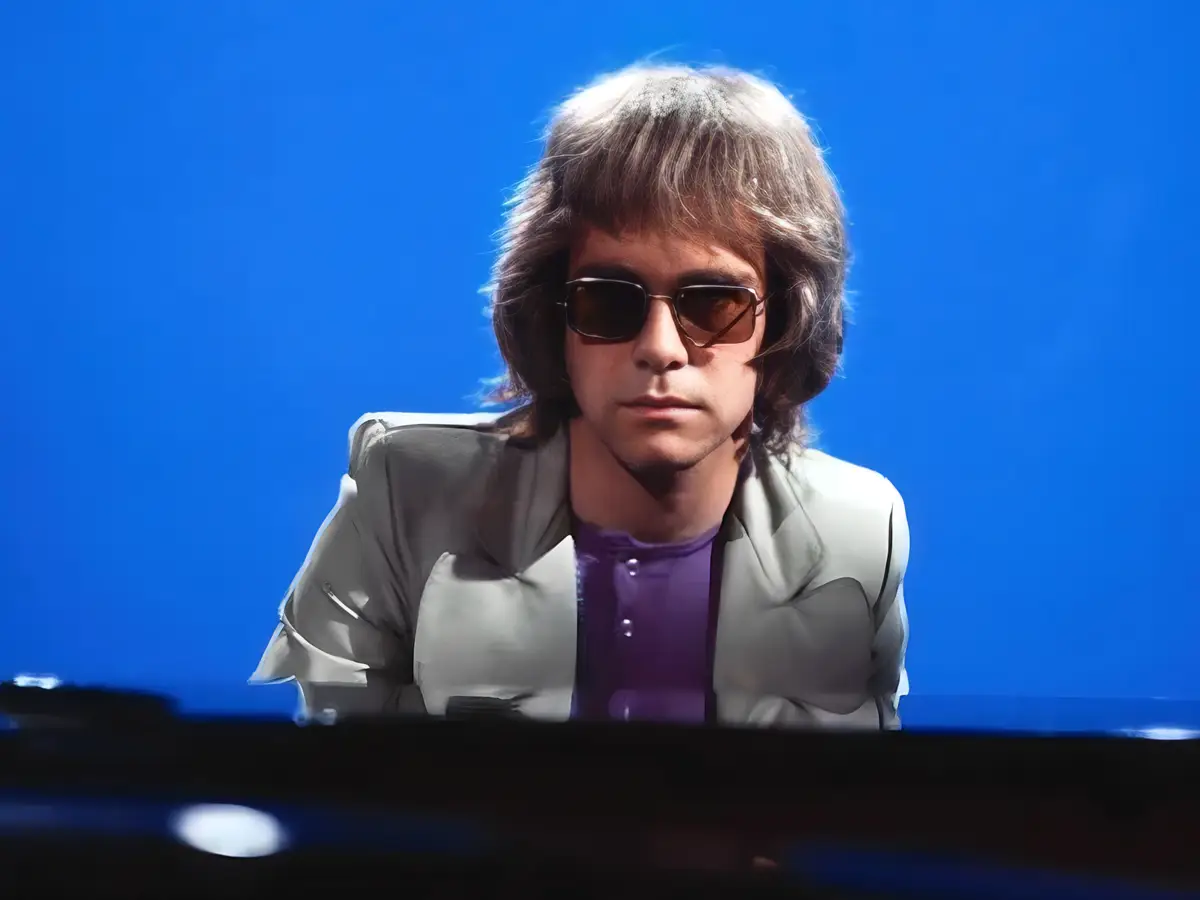 Um complexo eedipal e uma intuição: como Elton John Winy Dänzer escreveu