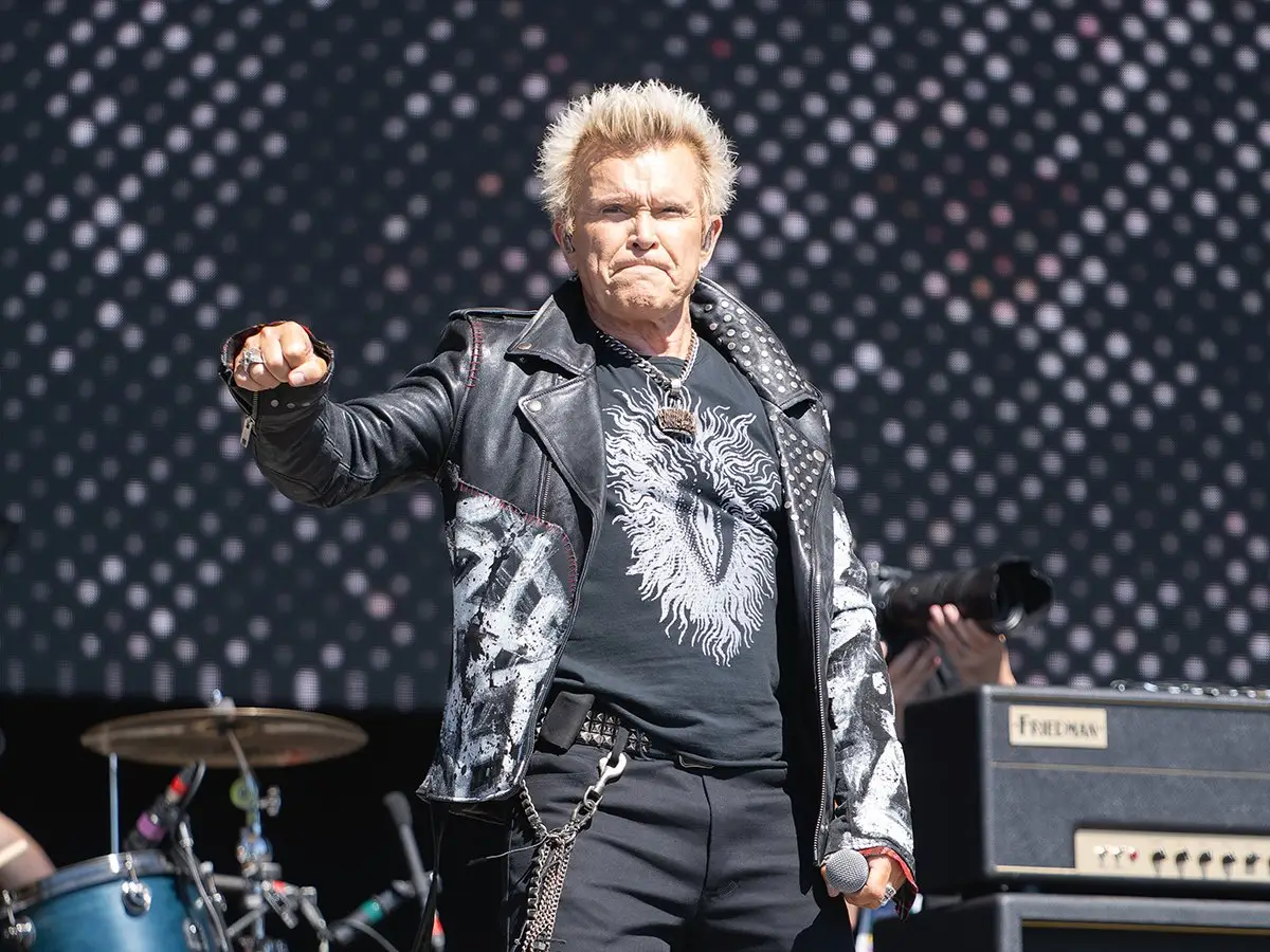 Billy Idol defiende el uso de las esvásticas del movimiento punk: arte de performance
